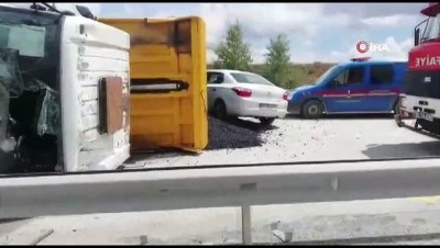  Asfalt yüklü kamyon devrildi: 4 Yaralı