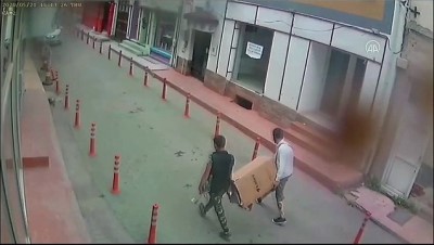 guvenlik kamerasi - Çaldıkları kombiyi götürürken güvenlik kamerasına takılan iki şüpheliden biri yakalandı - ESKİŞEHİR Videosu