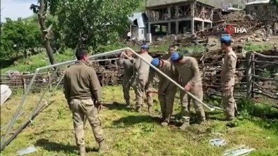  Depremde ağır hasar alan köyde çadırlar kuruluyor