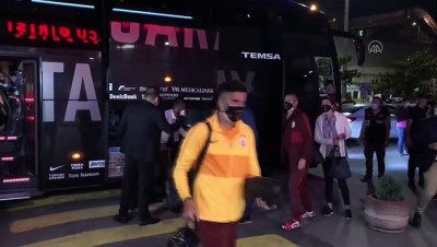 takim otobusu - Galatasaray kafilesi İstanbul'a gitmek için havalimanına geldi Videosu