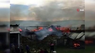 yildirim dusmesi -  Refahiye’de yıldırım düşen 3 ev 1 ahır yandı Videosu