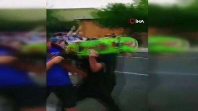 silahli saldirgan -  - ABD'de eski sömürge valisinin heykeline yönelik protestoda silahlı saldırı
- 'New Mexico Sivil Muhafızları' adlı silahlı grubun üyeleri tutuklandı Videosu