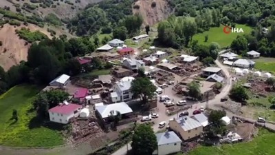  Deprem sonrası oluşan yarıklar dikkat çekti