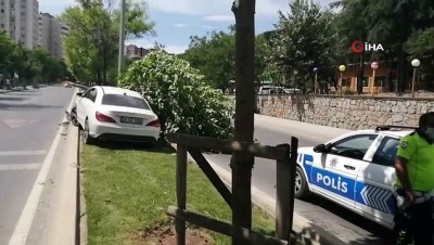 elektrik diregi -  Kartal’da kontrolden çıkarak direğe çarpan lüks otomobil kamerada Videosu