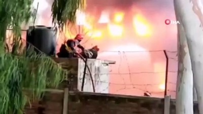 kurtarma ekibi -  - Pakistan'da gıda fabrikasında yangın Videosu