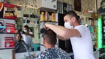 muzik aleti -  Sivaslı 'Berber Şemo' müşterilerine önce müzik resitali sunup sonra tıraş ediyor Videosu