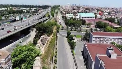  Surdan taşlar döküldü, yol trafiğe kapatıldı