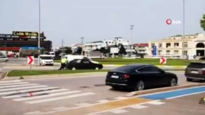  Yolda kalan sürücünün yardımına polis memuru koştu