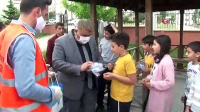 cizgi film -  Çocuklar bu maskeleri takmak için sıraya giriyor Videosu