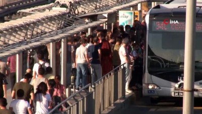 metrobus duraklari -  Duraklarda sosyal mesafesiz riskli metrobüs bekleyişi Videosu