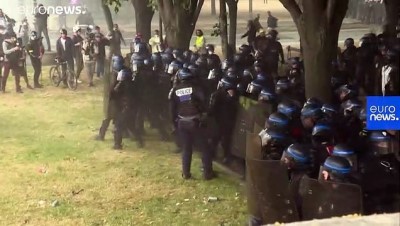 polis mudahale - Fransa'da zam talebiyle meydanlara inen sağlık çalışanlarına polis müdahalesi Videosu