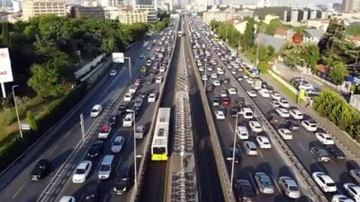   İstanbul’da akşam saatlerinde trafik yoğunluğu oluştu