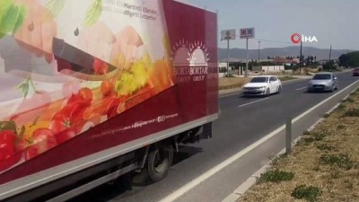  İzmir’de seyir halindeki araç alev alarak yandı