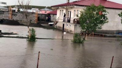  Kars’ta yağmur sele döndü...Ev ve araziler sular altında kaldı