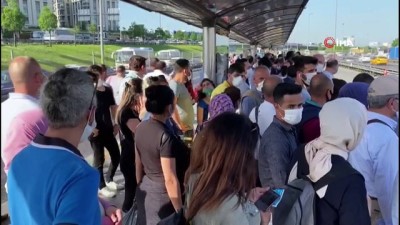  Metrobüslerde ve duraklarda dikkat çeken yoğunluk