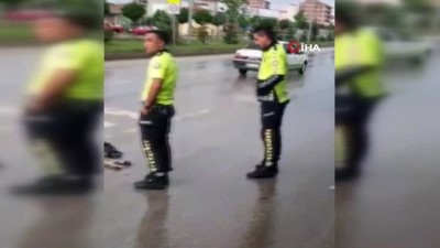 trafik polisi -  Yaralanan köpeğin üzerine yağmurda ıslanmasın diye kendi montunu örten polis memuru Okusal: “Vicdanen rahat değildik” Videosu