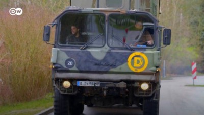 Almanya'da askeri aracı seyyar fırına dönüştüren fırıncı