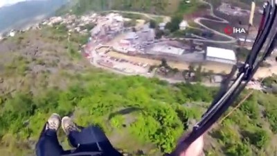 parasutcu -  Artvin’de bir paraşütçü irtifa kaybedince fabrikanın çatısına zorunlu iniş yaptı... O anlar kamerada Videosu