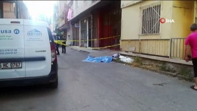  Bayraklı'da sokak ortasında şüpheli ölüm