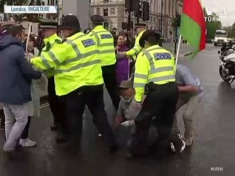 makam araci - İngiltere’de Göstericiler Johnson’ın Makam Aracına Kaza Yaptırdı Videosu