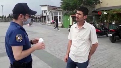  Kağıthane polisi vatandaşa maske dağıttı