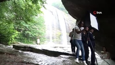 yagmurlu -  Korona sürecini atlatan gelin ve damat şelalede çekim yapılırken yağmura yakalandı Videosu