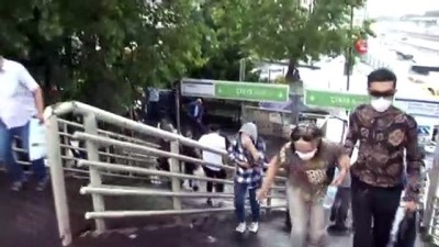  Metrobüs merdivenlerini su bastı