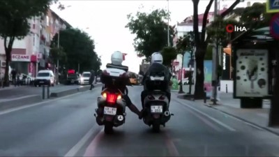  Motosikletli kuryelerin tehlikeli yolculuğu kamerada