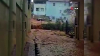 Sağanak yağış Bursa'da hayatı felç etti