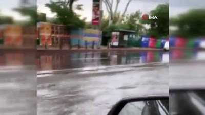  Balat'ta yollarını su bastı