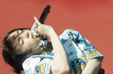 Billie Eilish hayranına uzaklaştırma çıkarttı