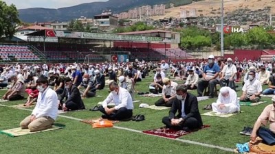 gunesli hava -  Futbol sahasında cuma namazı Videosu