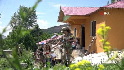 depremzede cocuklar -  Kadın Mehmetçik, depremzede çocuklara abla oldu Videosu