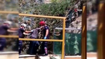 kurtarma ekibi -  Kent parkında asansörü kullanamayınca raylardan inmeye kalkan vatandaşı itfaiye kurtardı Videosu