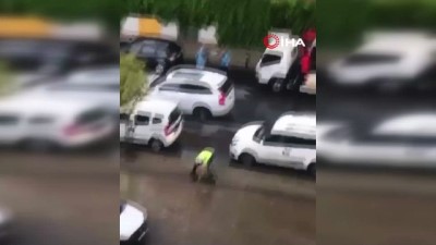  - Sağanak yağış sonrası Trafik Polisi gideri açmak için seferber oldu