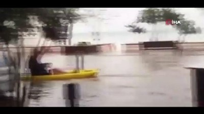  Su basan caddede kayıkla gezdi