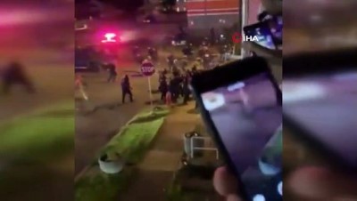 polis siddeti -  - ABD'de bir kişi, aracıyla polis ve askerlerin arasına daldı Videosu