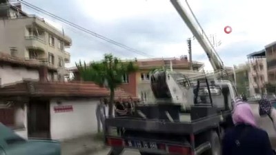  Ağaçta kalan Drone'u vefa ekibi kurtardı
