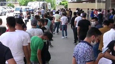  Asker adaylarının korona testi kuyruğu