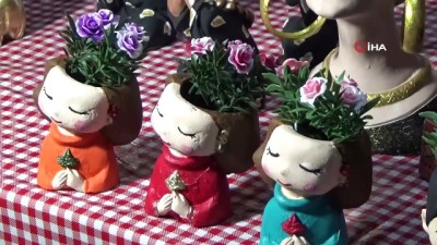  Atölyesini eve taşıdı, sokağa çıkamayan çocukları ile boyama yaptı