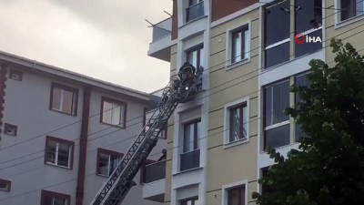 Balkona sıkışan güvercini itfaiye kurtardı