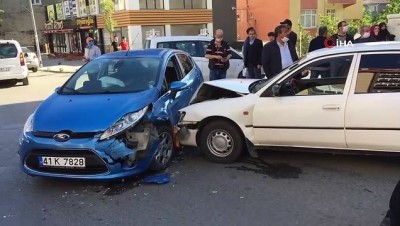  İki otomobil birbirine girdi, kazaya karışan sürücü olay yerinden kaçtı
