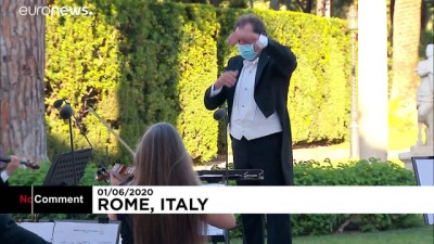 senfoni orkestrasi - İtalya'da Covid-19'dan ölenler klasik müzik konseriyle anıldı Videosu