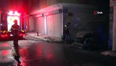  İzmir’de kundaklandığı ileri sürülen servis minibüsü yanarak küle döndü