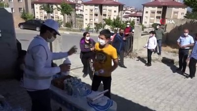   Edremit Belediyesinden öğrenciye meyve suyu ve kek sürprizi