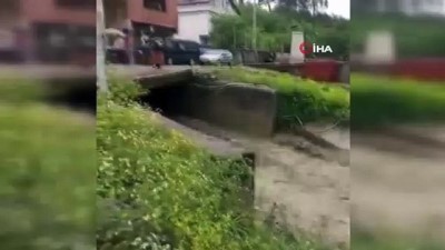 yagmur suyu -  Metrekareye 30 kilogram yağışın düştüğü ilçede bahçeler sular altında kaldı Videosu