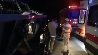kurtarma ekibi -  Otomobil biçerdöver bıçağına çarptı: 1 ölü, 1 yaralı Videosu