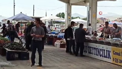  Afyonkarahisar'da kurulan pazar yerinde sosyal mesafeyi yine hiçe saydılar
