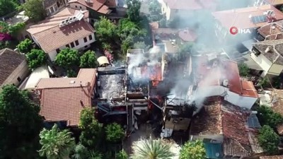  Antalya’da Kaleiçi’ndeki tarihi kerpiç bina alev alev yandı