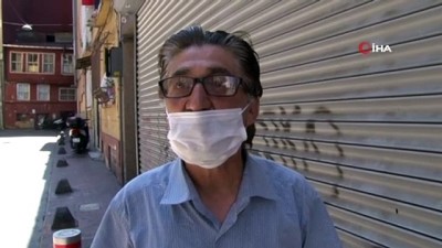  Arkadaşının omzuna basarak eve çıktı, yaşlı kadın uyanınca pencereden kaçtı...O anlar kamerada